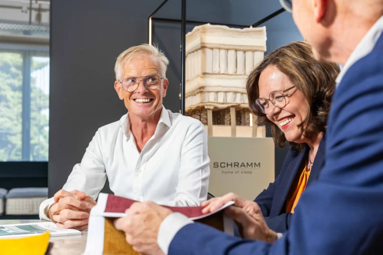 Experten beraten die Kunden Bei Betten Bischoff auf der Suche nach dem perfekten Schramm Bett