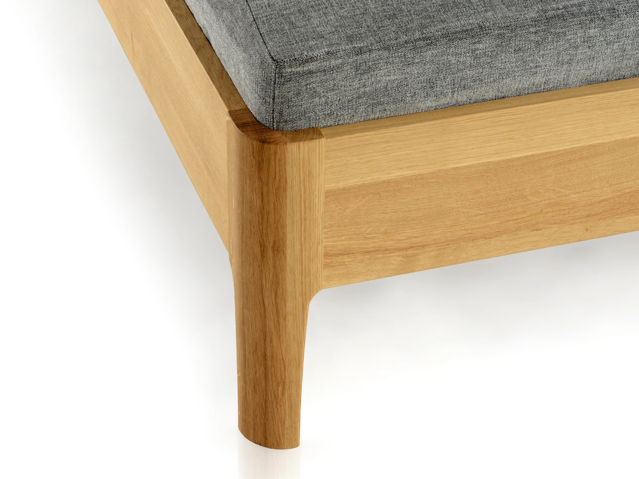 Eiche Massivholzbett mit abgerundeten Ecken im Fachhandel Köln