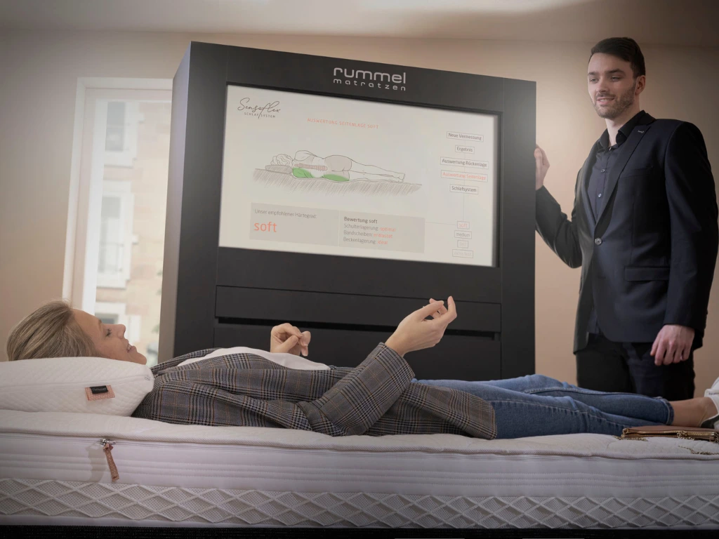 Eine Kundin wird auf der Sonsor Matratze vermessen