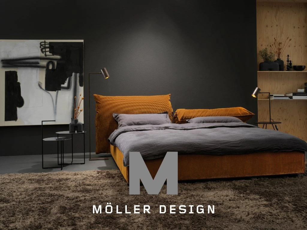 Designbett in orangenem Kordstoff von Möller Design mit verstelltem Kopfteil